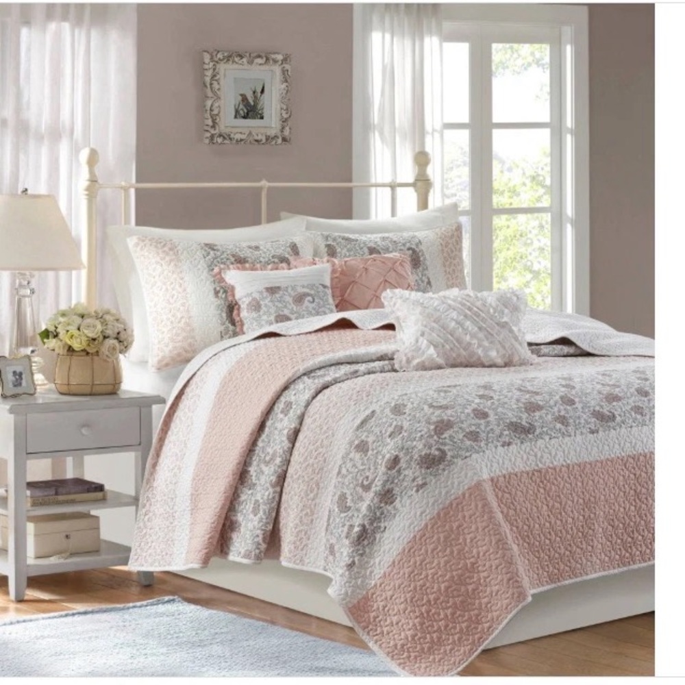 Madison Park Blush and White Floral Quilt Set